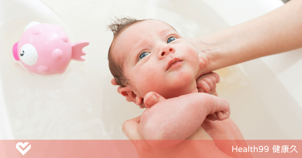 新手父母須知：安全幫寶寶洗澡的方式及注意事項